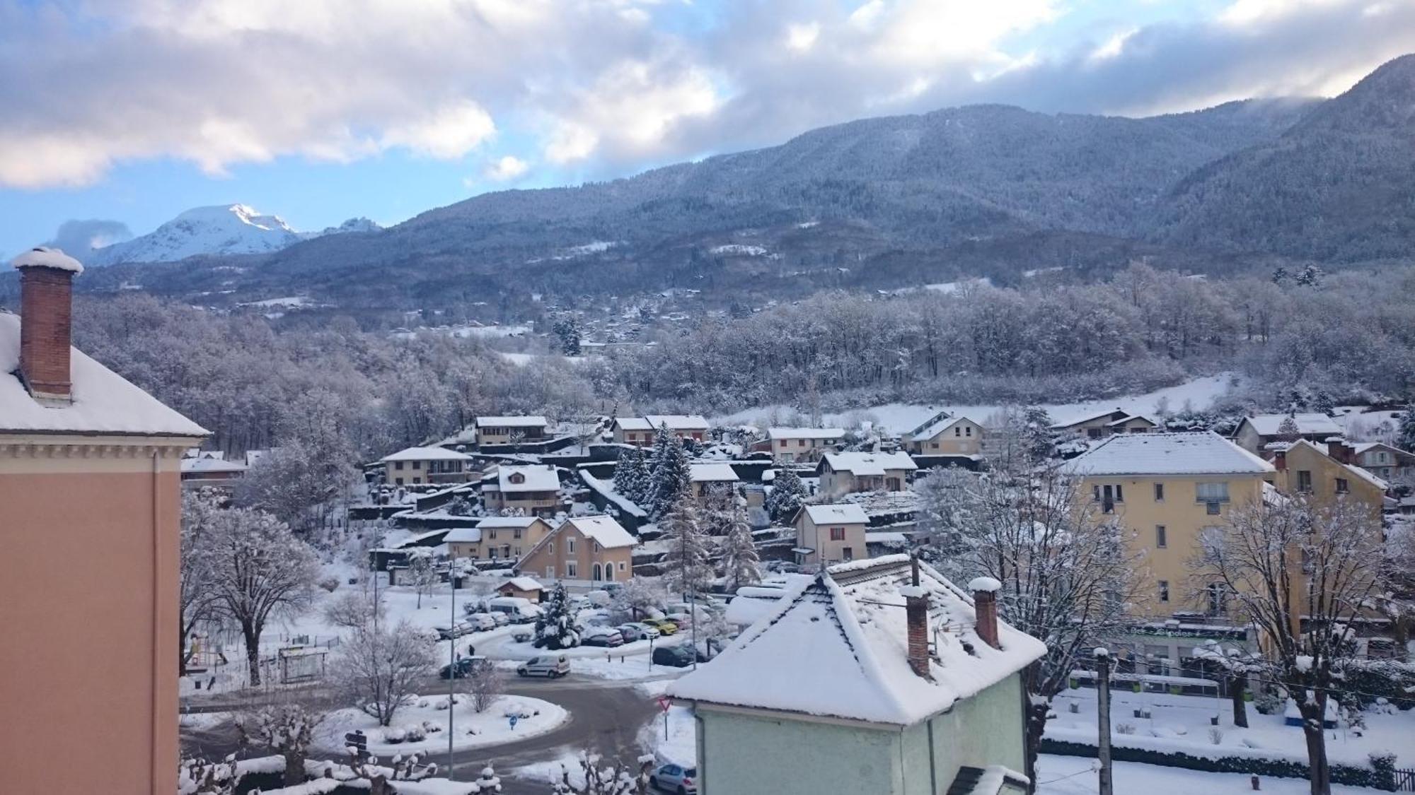 Le T2 Douillet D'Uriage - Residence Le Louvre - Cure Thermale Uriage- Proche Chamrousse - Jusqu'A 3 Personnes - Region Agreable En Toute Saison Vaulnaveys-le-Haut Extérieur photo